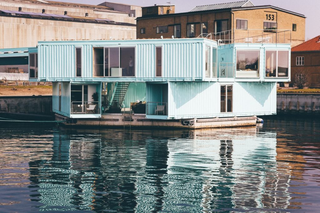 casa container sull'acqua