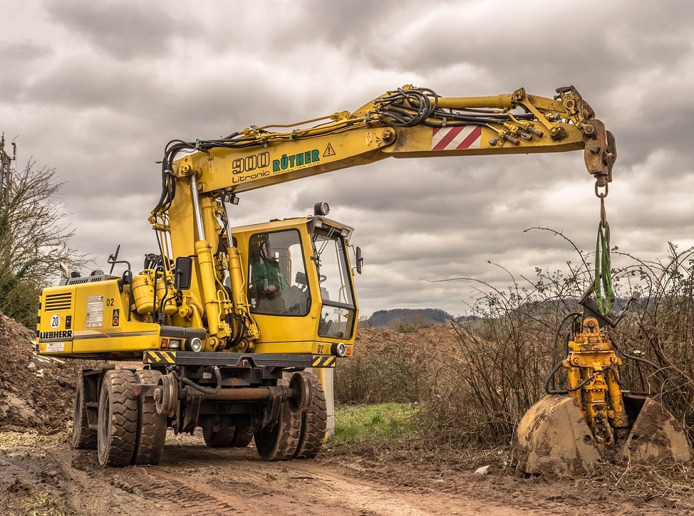 excavadora amarilla haciendo obras