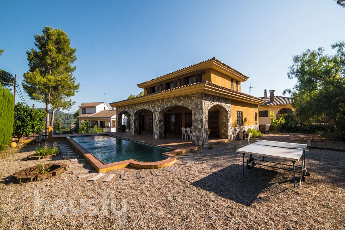 Casa con terraza en Corbera de Llobregat