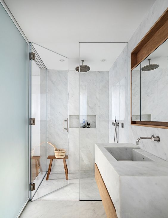 Ducha a ras de suelo en baño pequeño