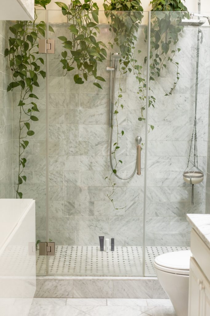 Como usar los colores en un baño pequeño